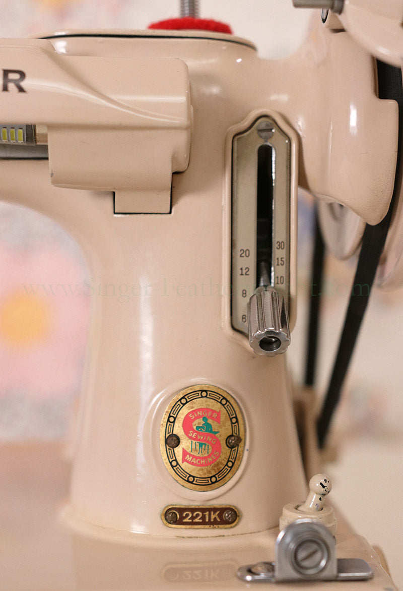 Singer Featherweight 221 Sewing Machine, TAN ES879***