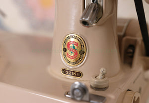 Singer Featherweight 221 Sewing Machine, TAN ES879***