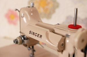 Singer Featherweight 221 Sewing Machine, TAN ES879***