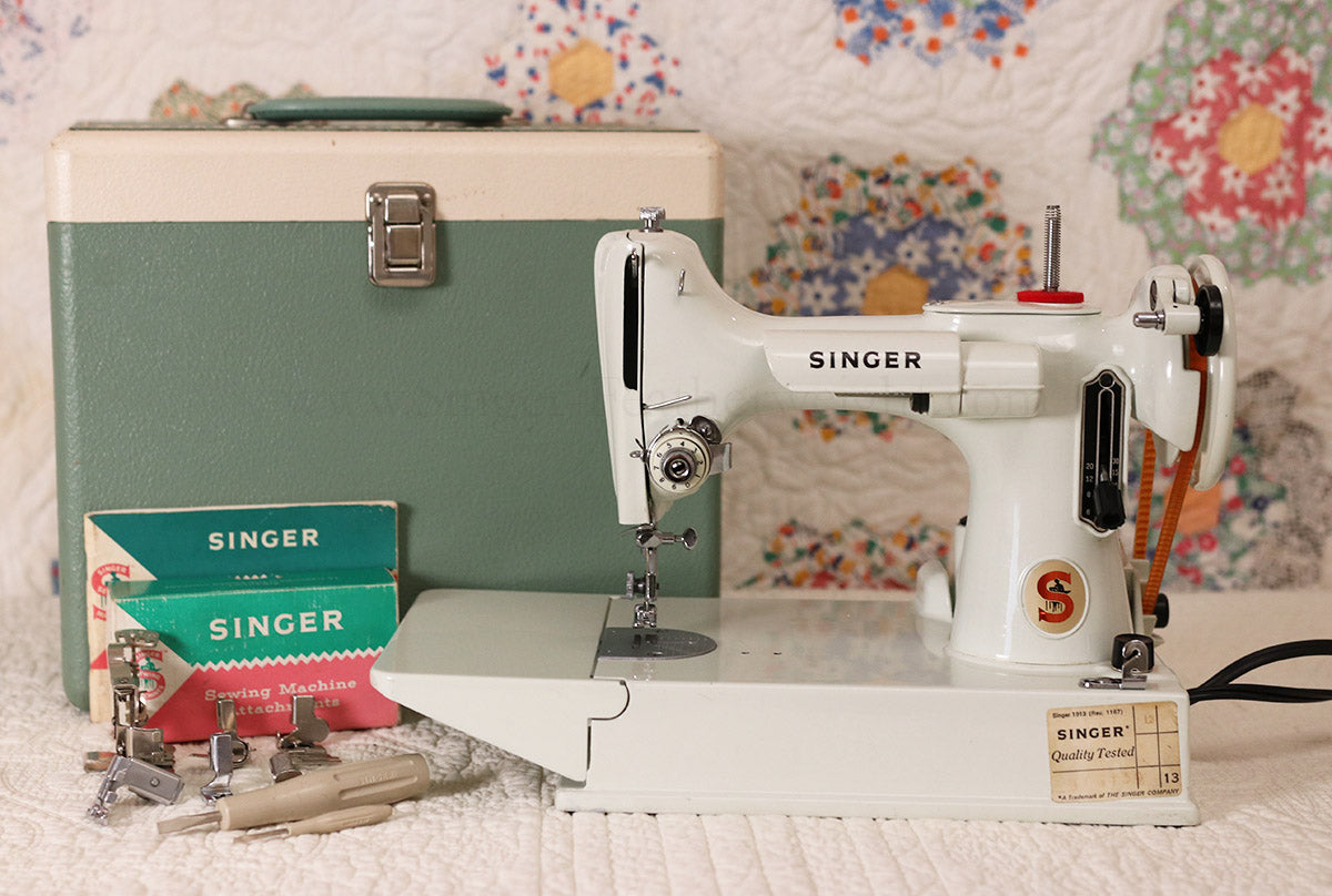 Singer Featherweight 221 Sewing Machine, WHITE FA095***