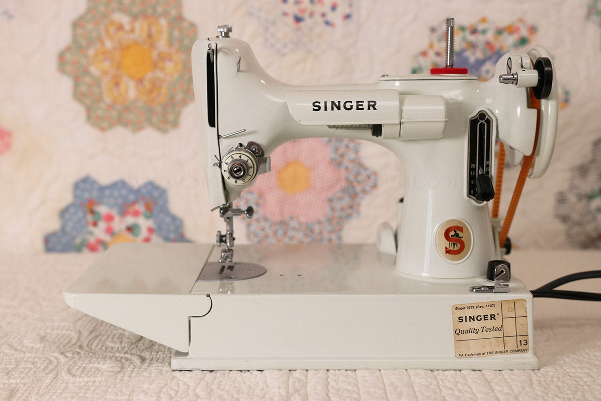 Singer Featherweight 221 Sewing Machine, WHITE FA095***