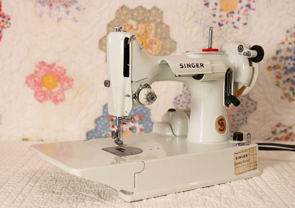 Singer Featherweight 221 Sewing Machine, WHITE FA095***