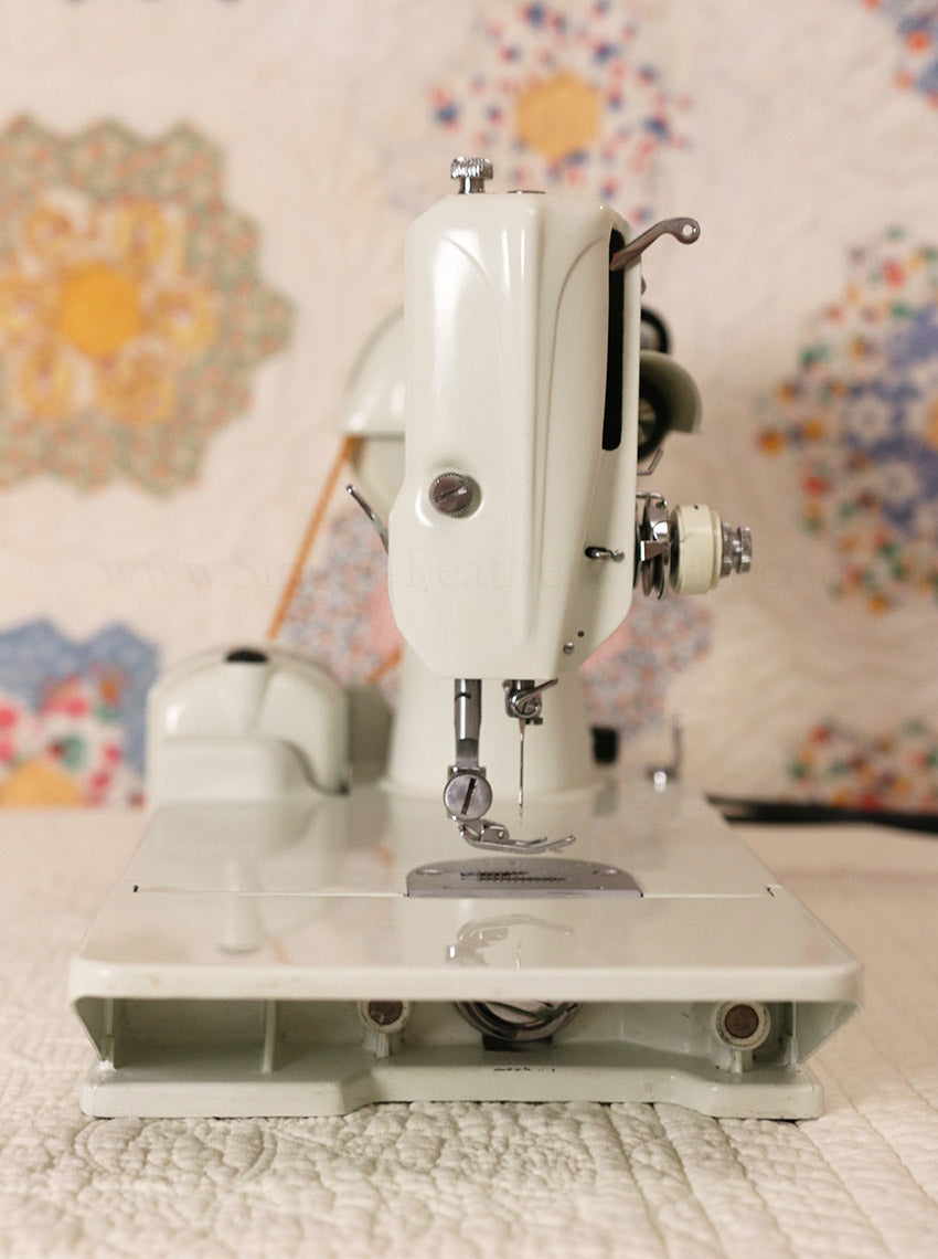 Singer Featherweight 221 Sewing Machine, WHITE FA095***