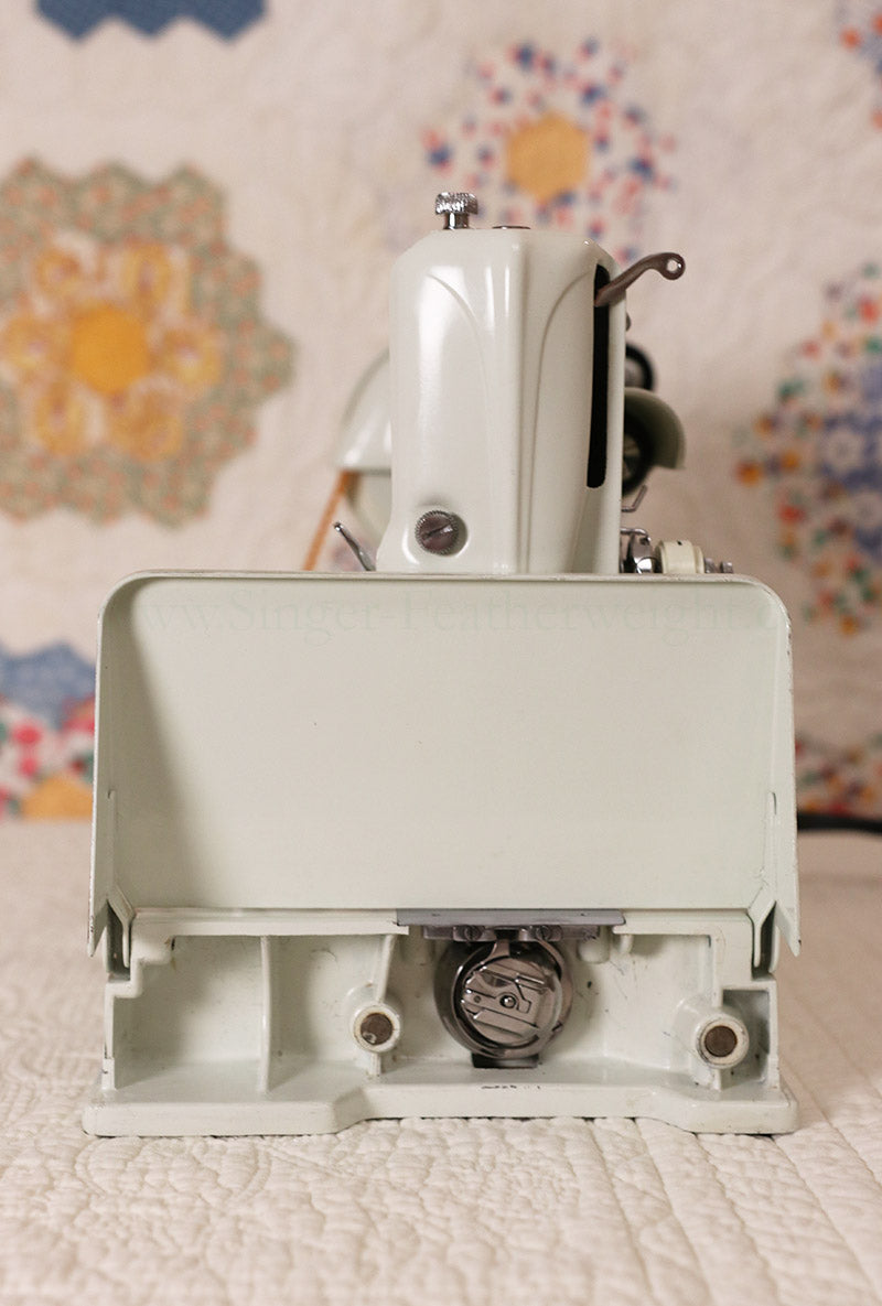 Singer Featherweight 221 Sewing Machine, WHITE FA095***