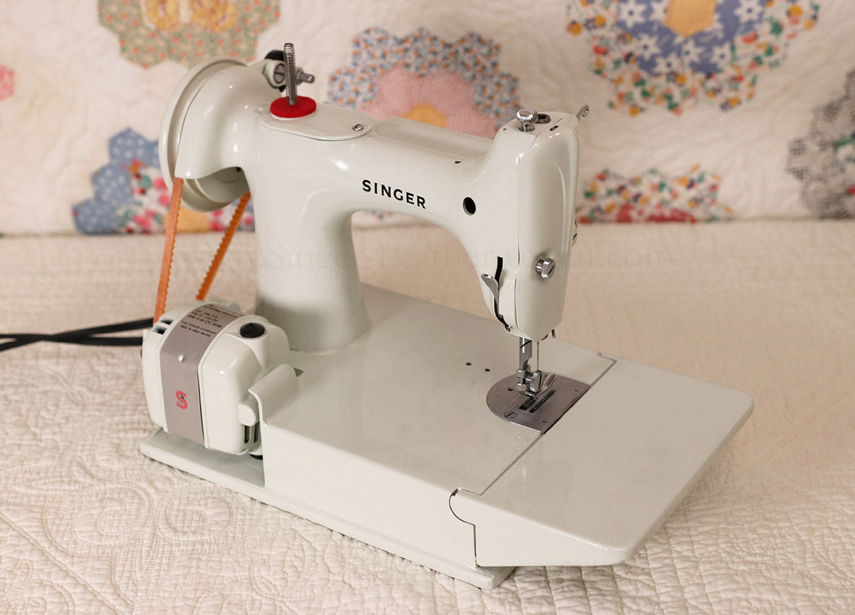 Singer Featherweight 221 Sewing Machine, WHITE FA095***