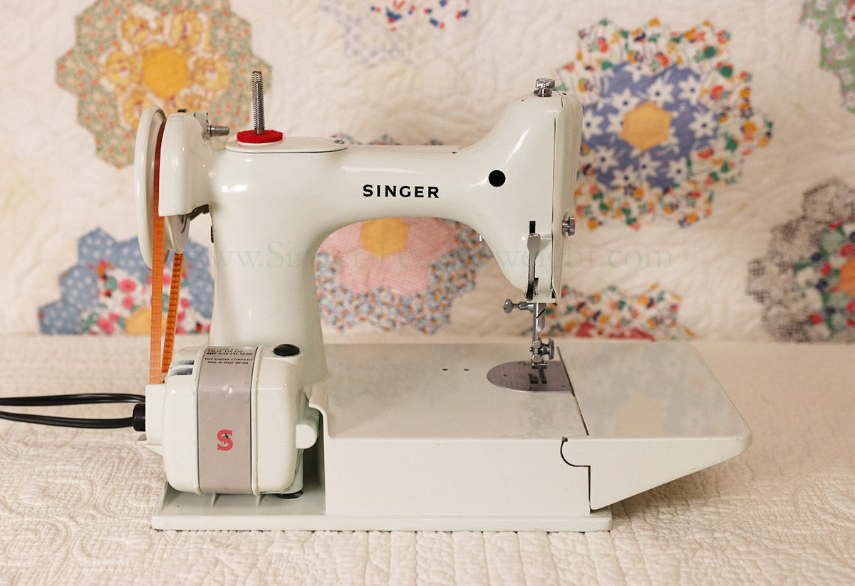 Singer Featherweight 221 Sewing Machine, WHITE FA095***