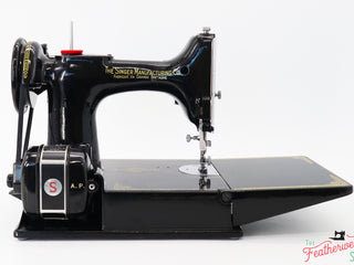 Load image into Gallery viewer, Singer Featherweight 221K Sewing Machine, French EF912***