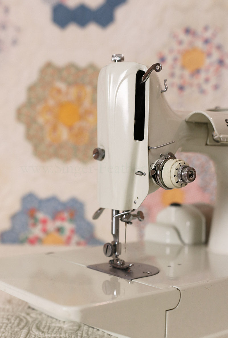 Singer Featherweight 221 Sewing Machine, WHITE FA095***