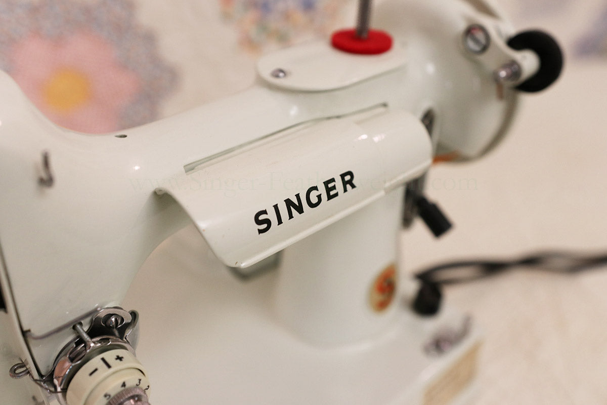 Singer Featherweight 221 Sewing Machine, WHITE FA095***