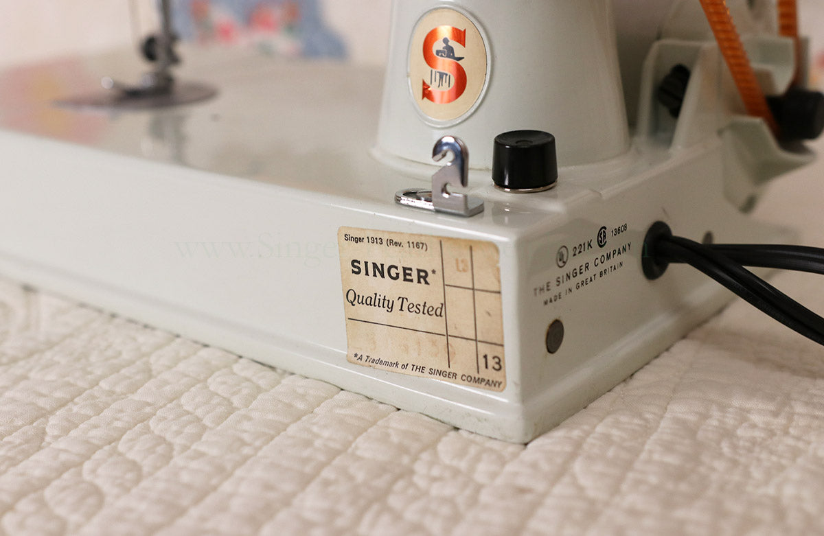 Singer Featherweight 221 Sewing Machine, WHITE FA095***