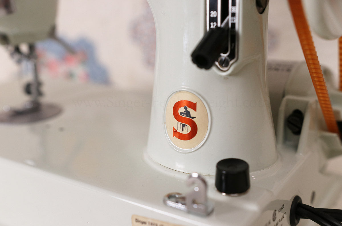 Singer Featherweight 221 Sewing Machine, WHITE FA095***