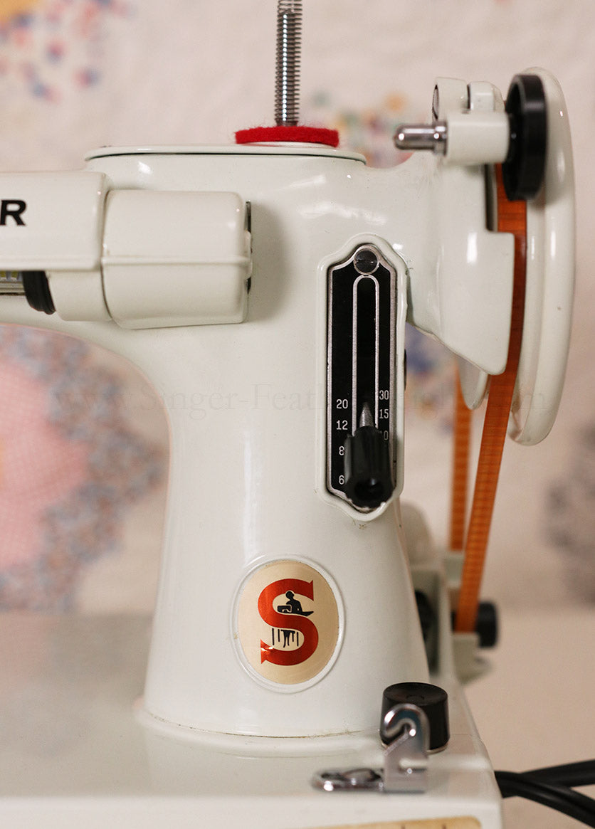 Singer Featherweight 221 Sewing Machine, WHITE FA095***