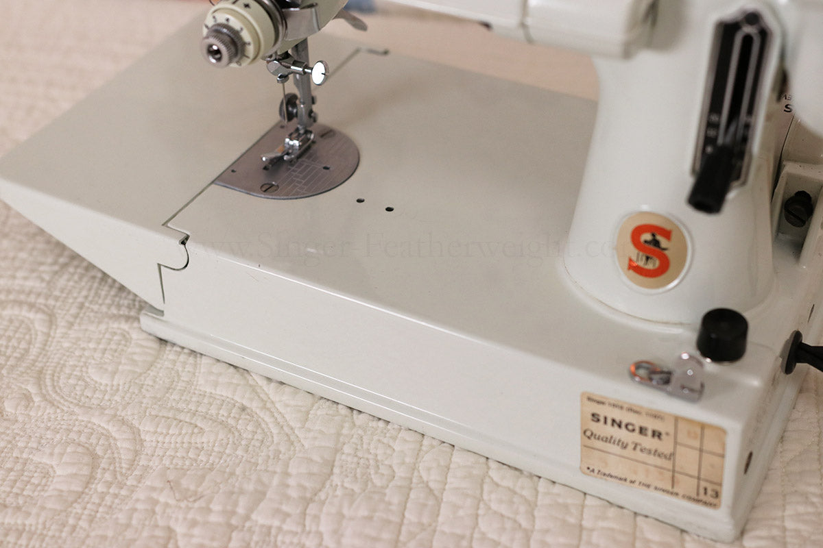 Singer Featherweight 221 Sewing Machine, WHITE FA095***