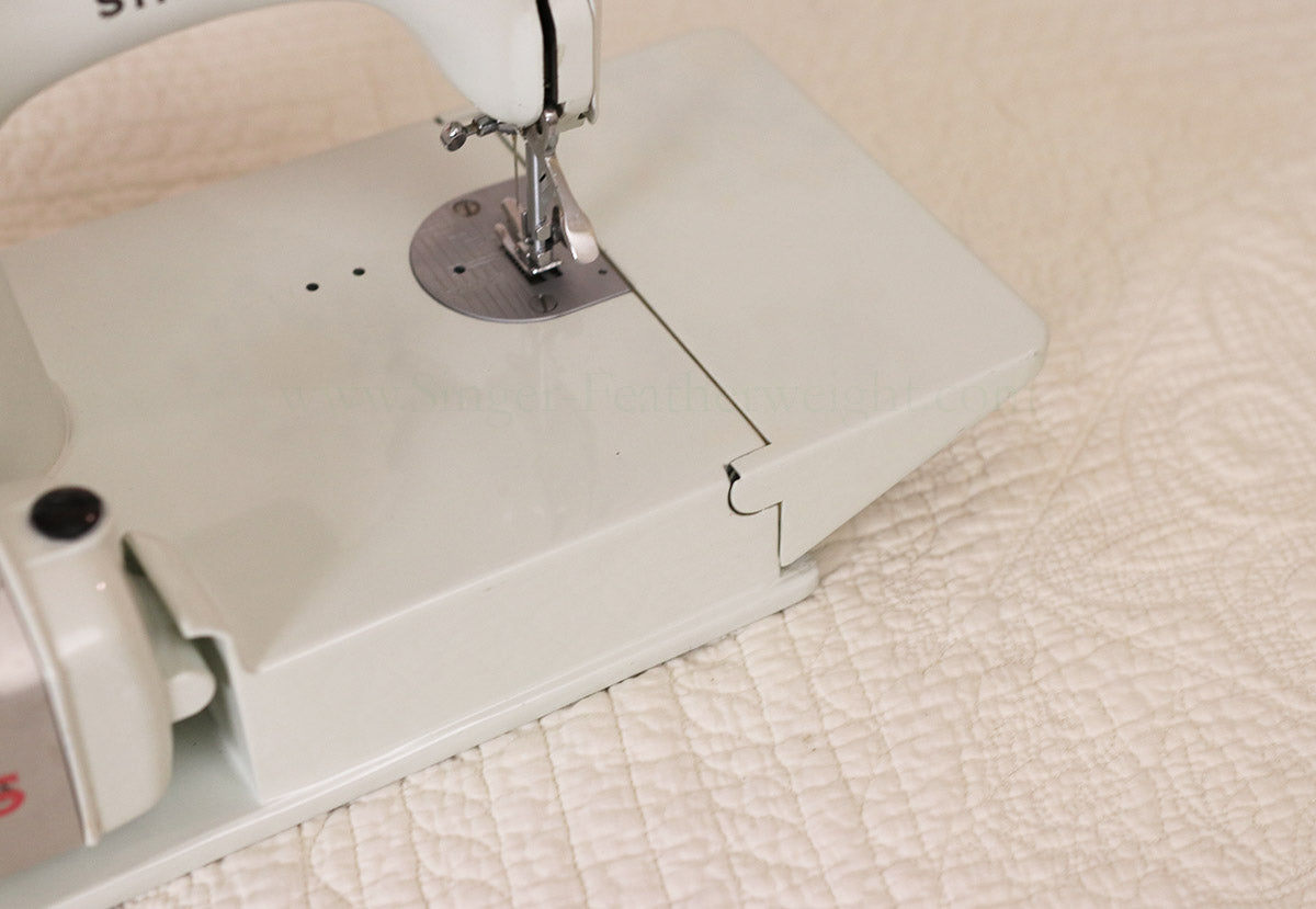 Singer Featherweight 221 Sewing Machine, WHITE FA095***