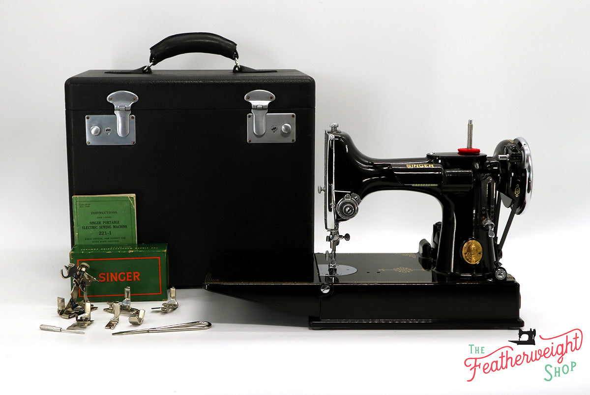 Singer Featherweight 221 Sewing Machine, AE220***