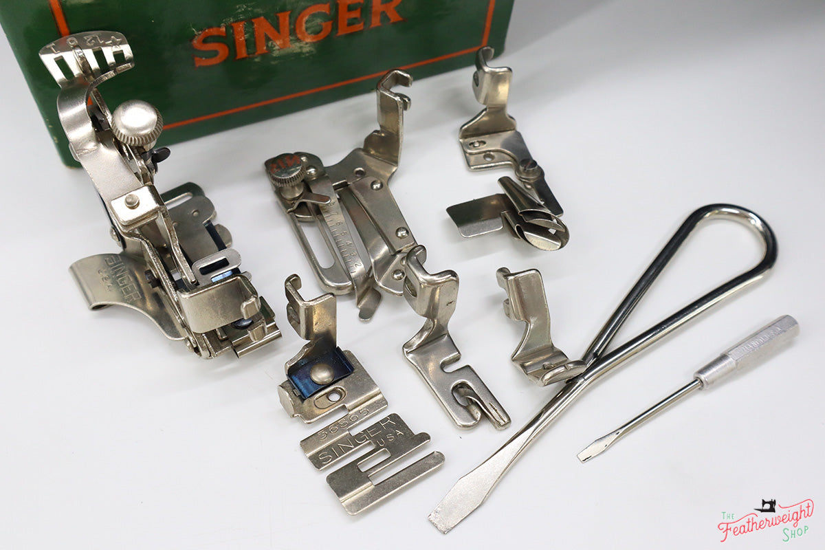 Singer Featherweight 221 Sewing Machine, WRINKLE AF388***