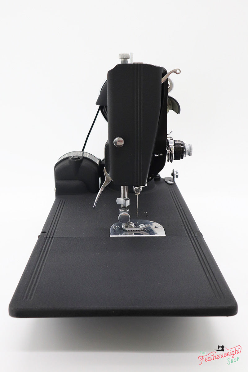 Singer Featherweight 221 Sewing Machine, WRINKLE AF388***