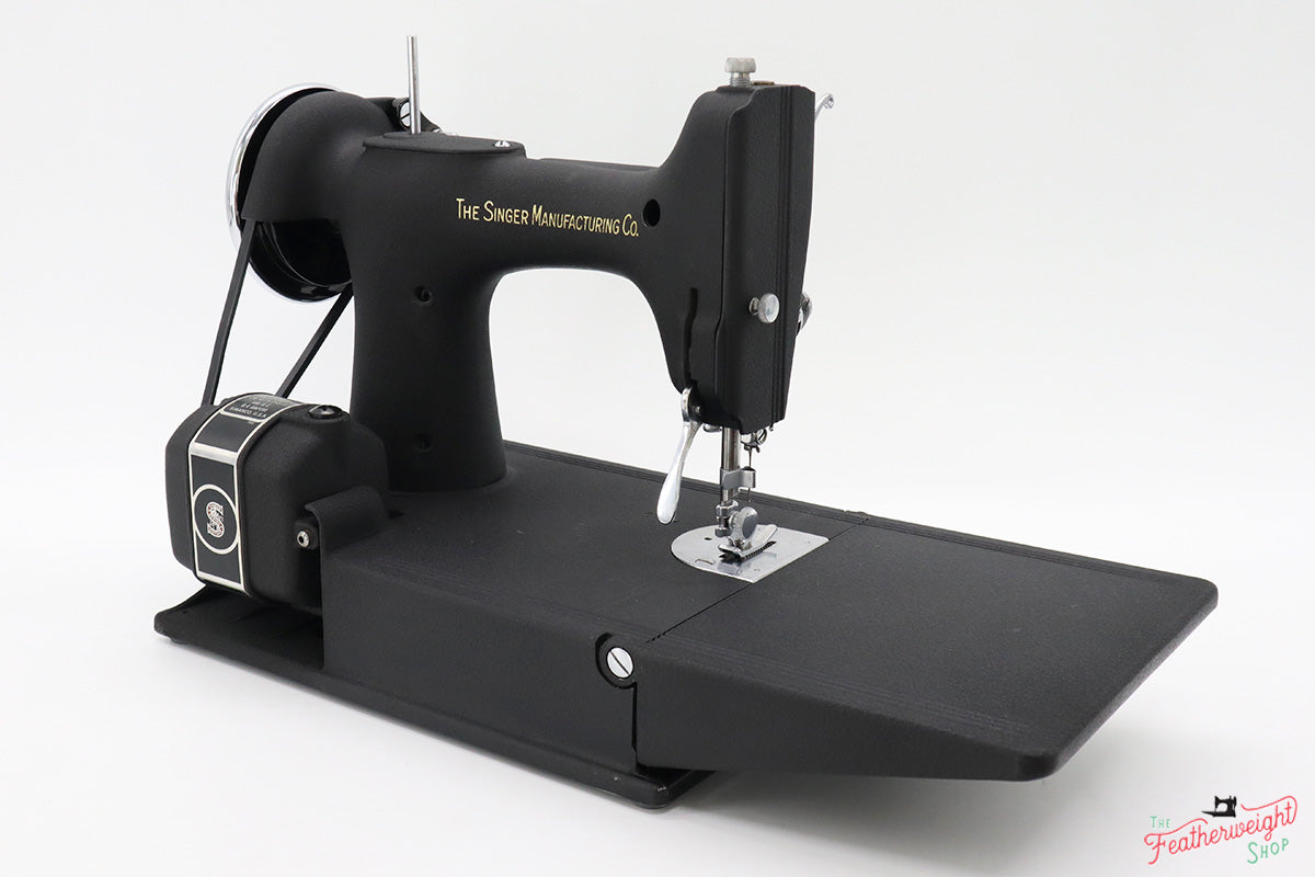 Singer Featherweight 221 Sewing Machine, WRINKLE AF388***