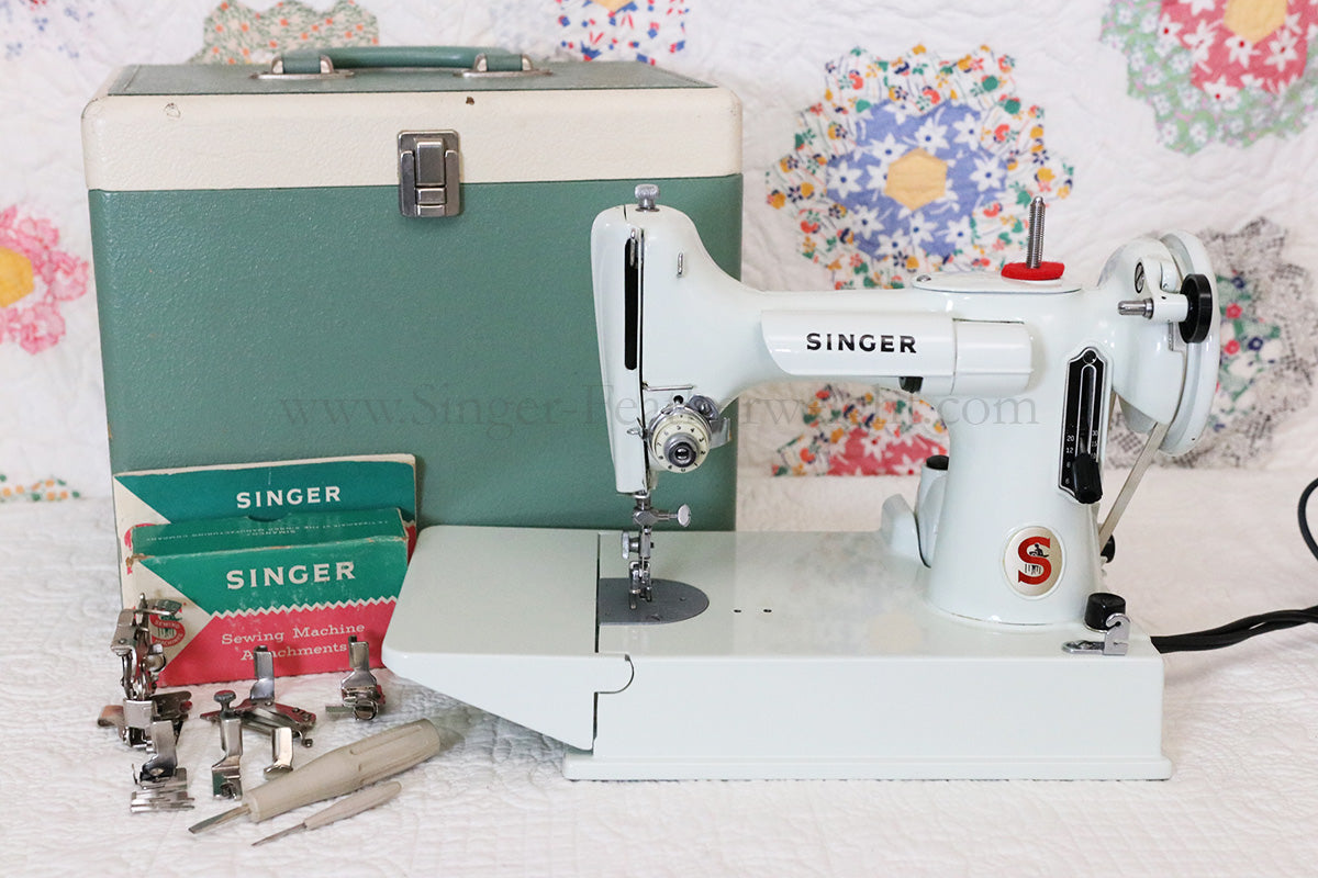 Singer Featherweight 221 Sewing Machine, WHITE EV893***