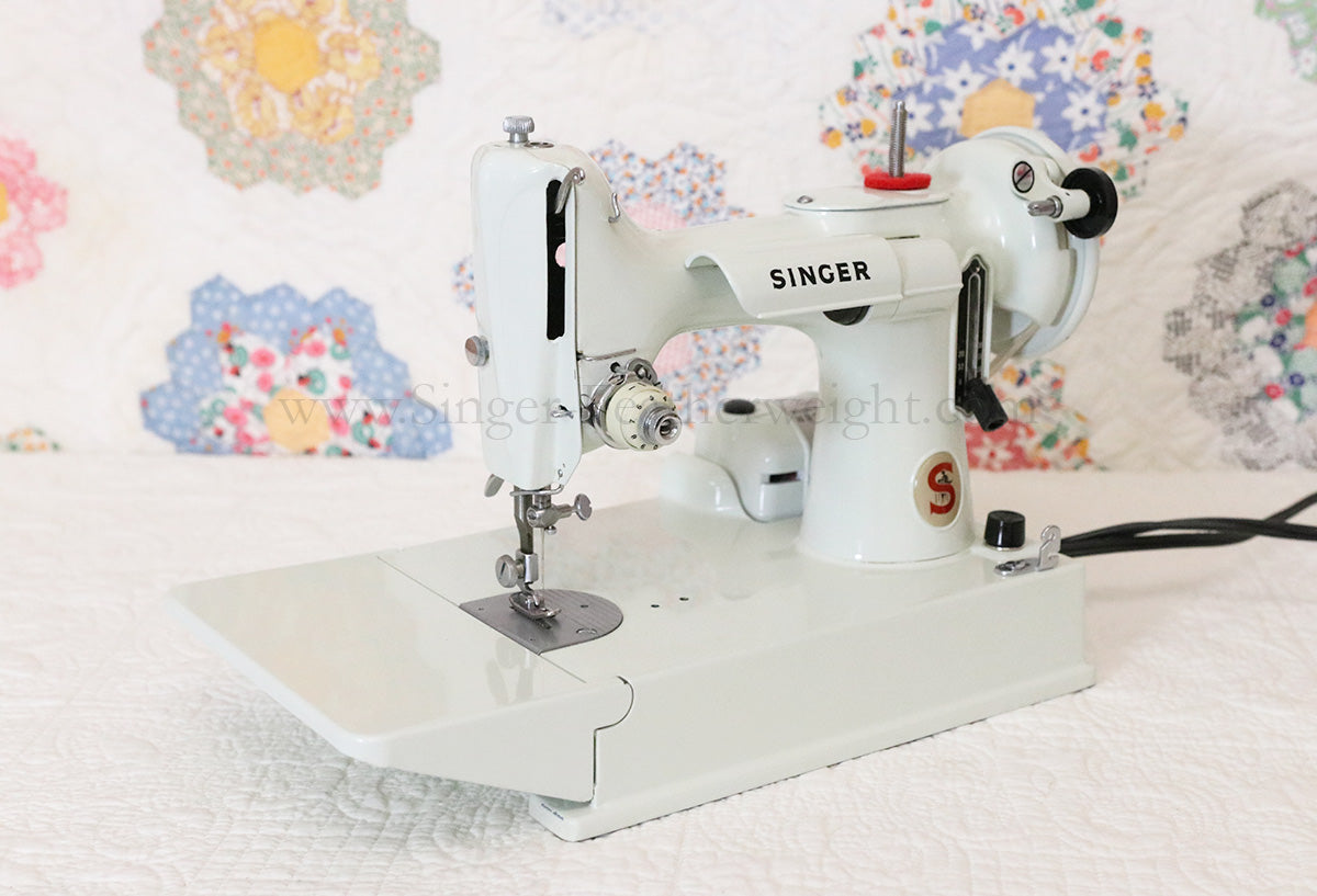 Singer Featherweight 221 Sewing Machine, WHITE EV893***