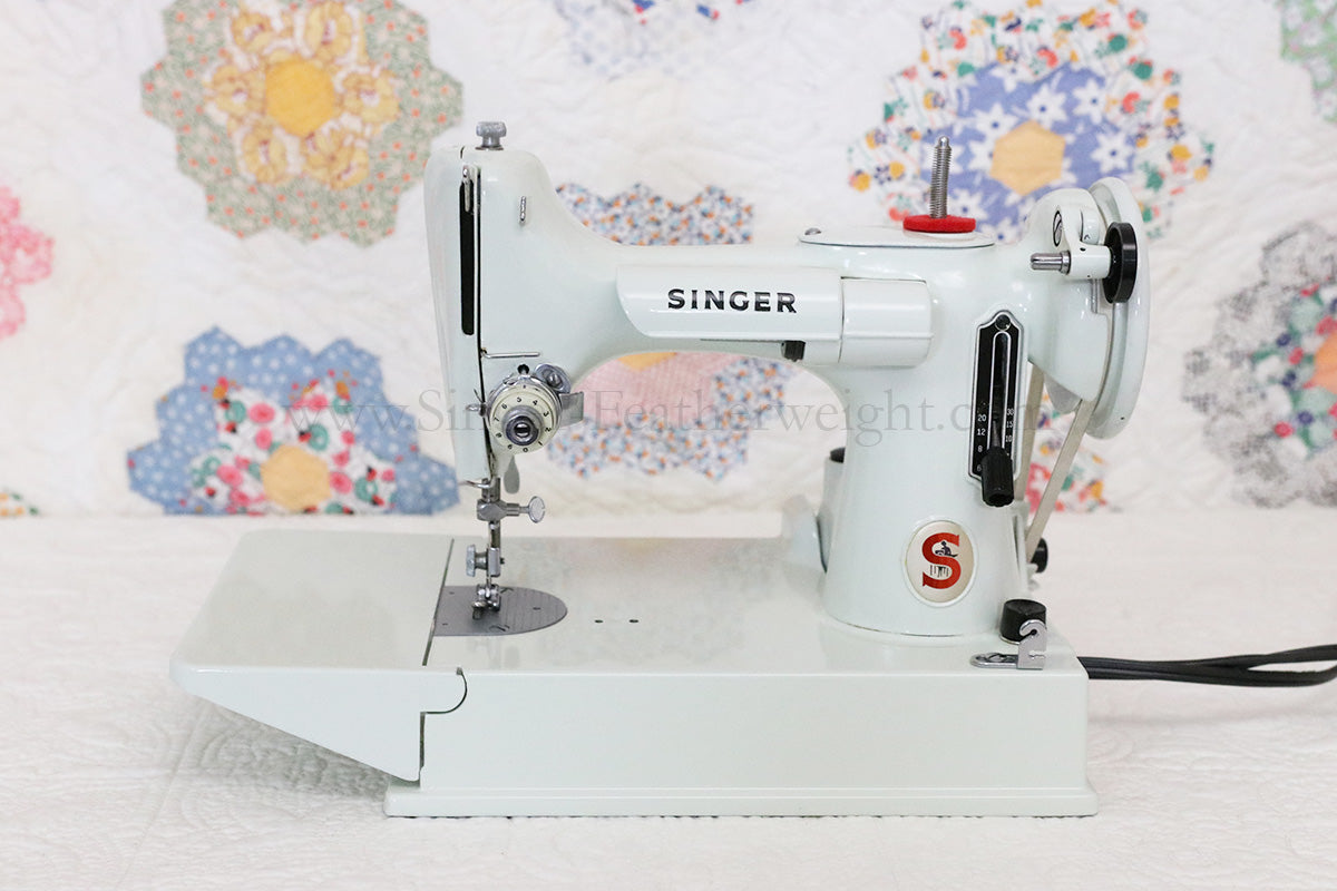 Singer Featherweight 221 Sewing Machine, WHITE EV893***