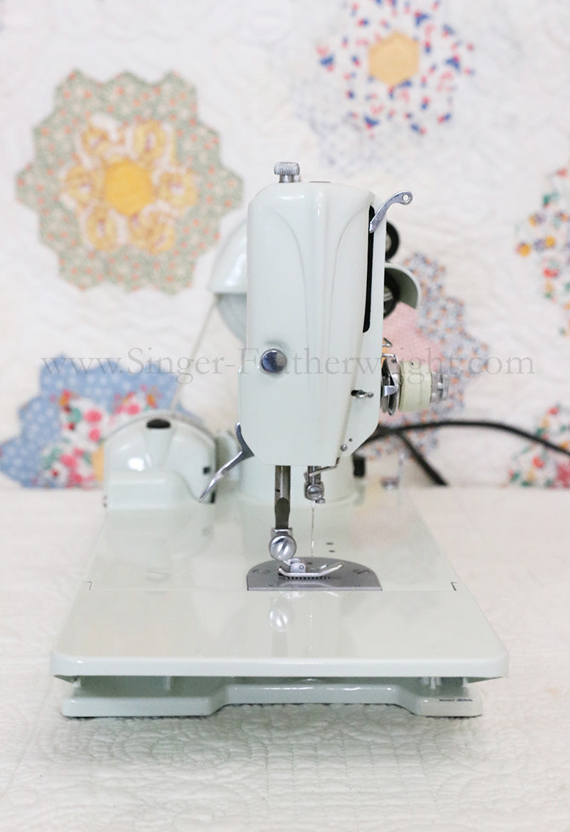 Singer Featherweight 221 Sewing Machine, WHITE EV893***