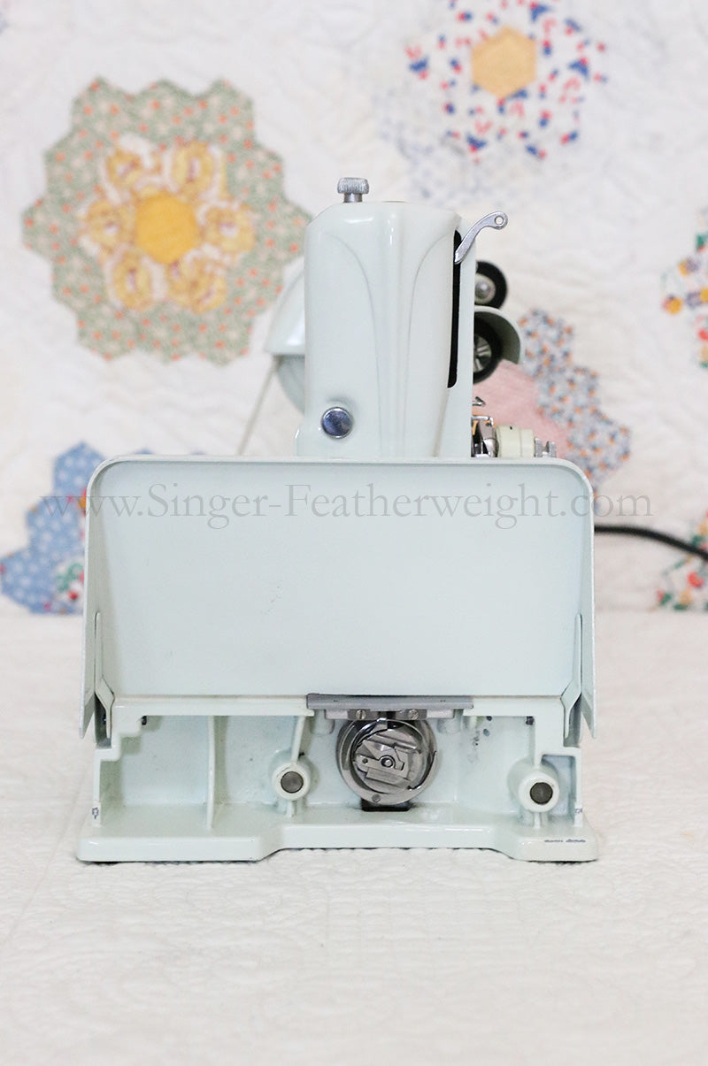 Singer Featherweight 221 Sewing Machine, WHITE EV893***