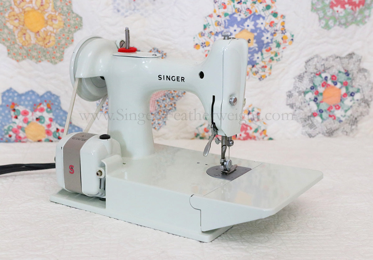 Singer Featherweight 221 Sewing Machine, WHITE EV893***