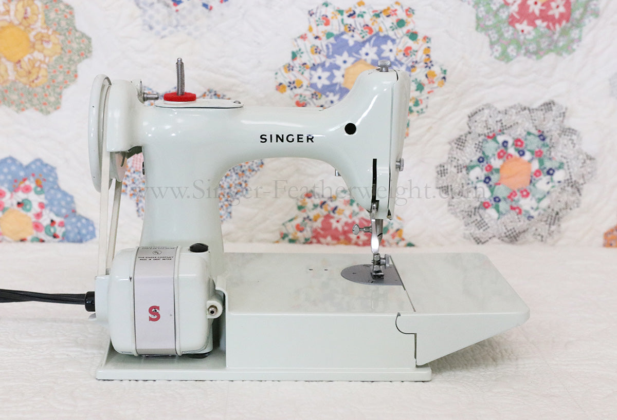 Singer Featherweight 221 Sewing Machine, WHITE EV893***