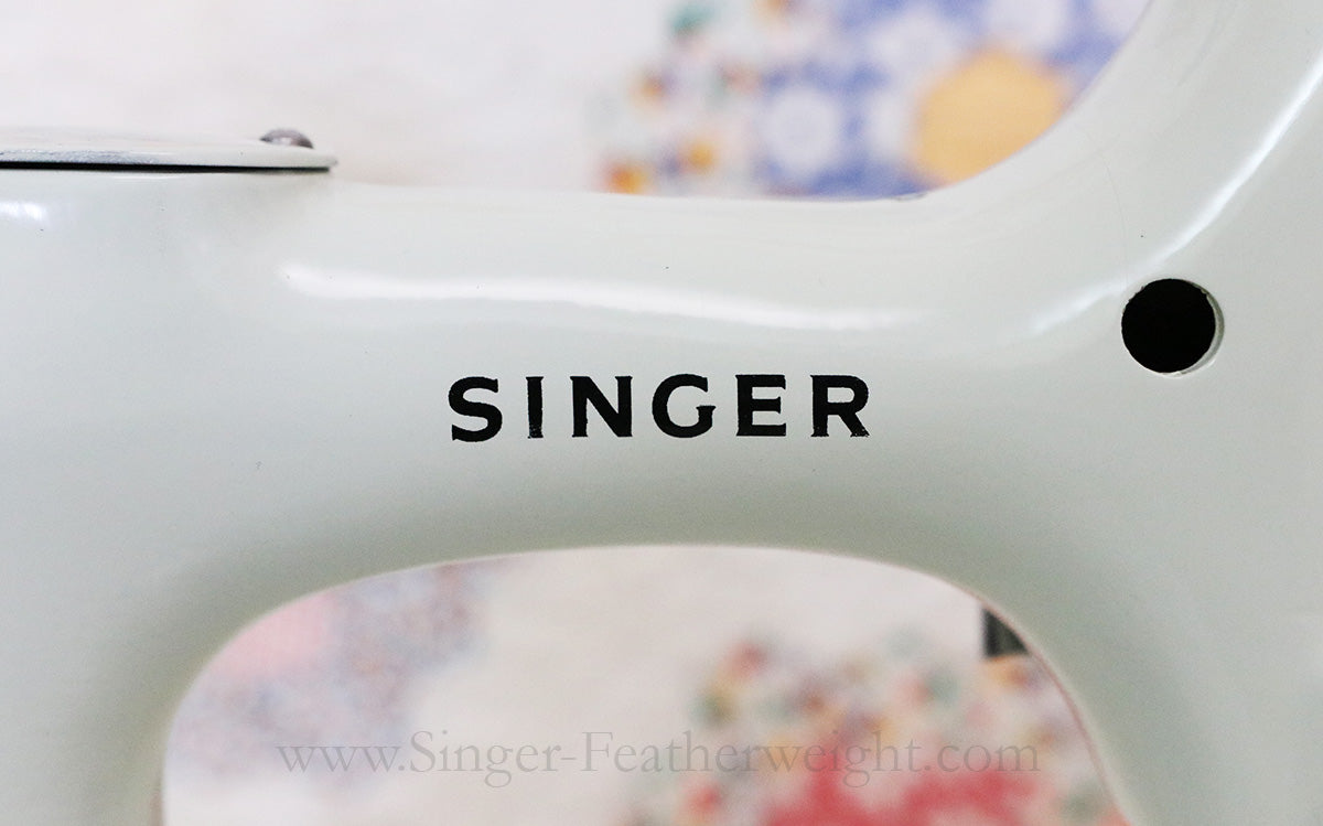 Singer Featherweight 221 Sewing Machine, WHITE EV893***