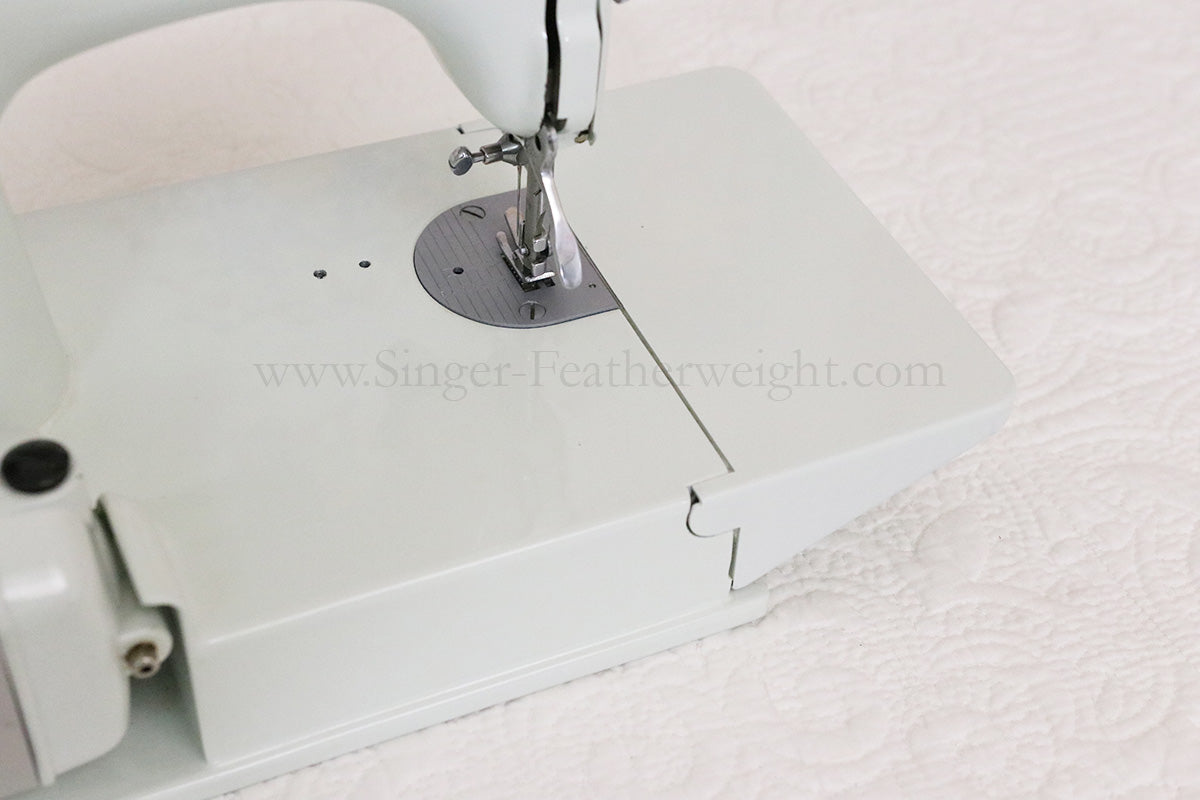 Singer Featherweight 221 Sewing Machine, WHITE EV893***