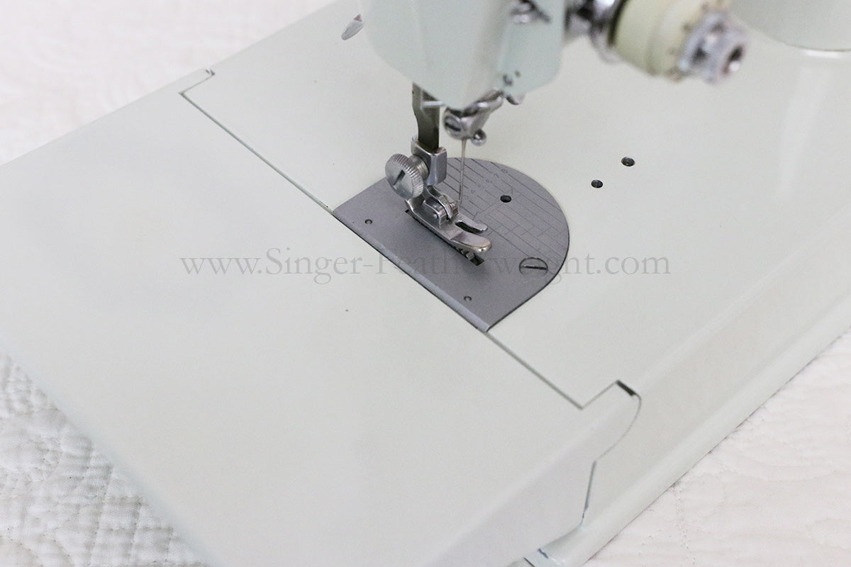 Singer Featherweight 221 Sewing Machine, WHITE EV893***