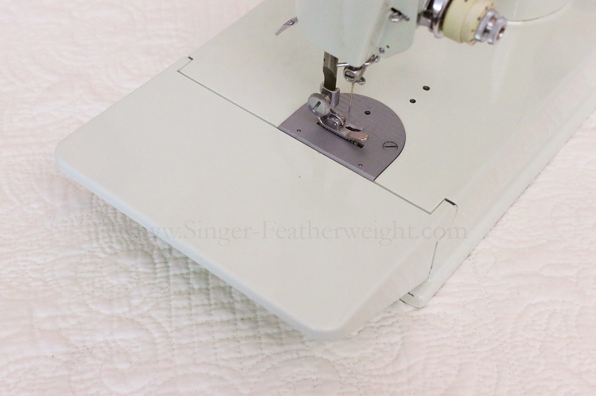 Singer Featherweight 221 Sewing Machine, WHITE EV893***