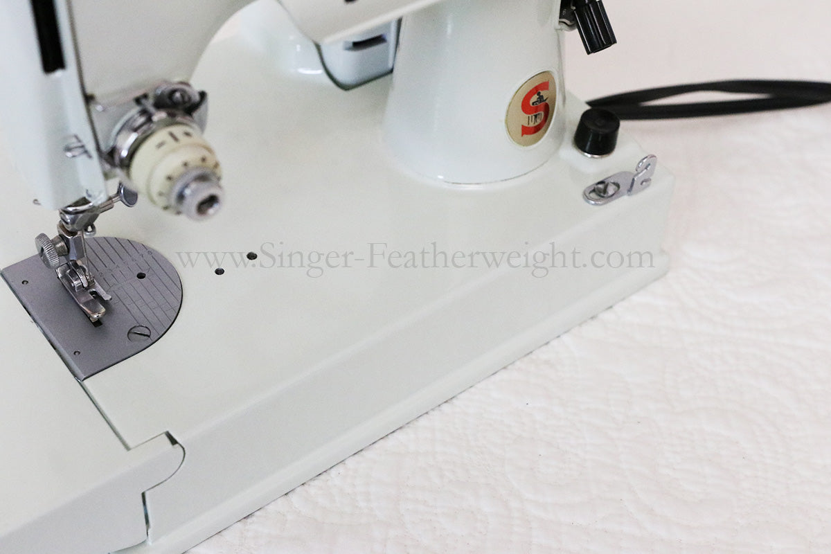 Singer Featherweight 221 Sewing Machine, WHITE EV893***