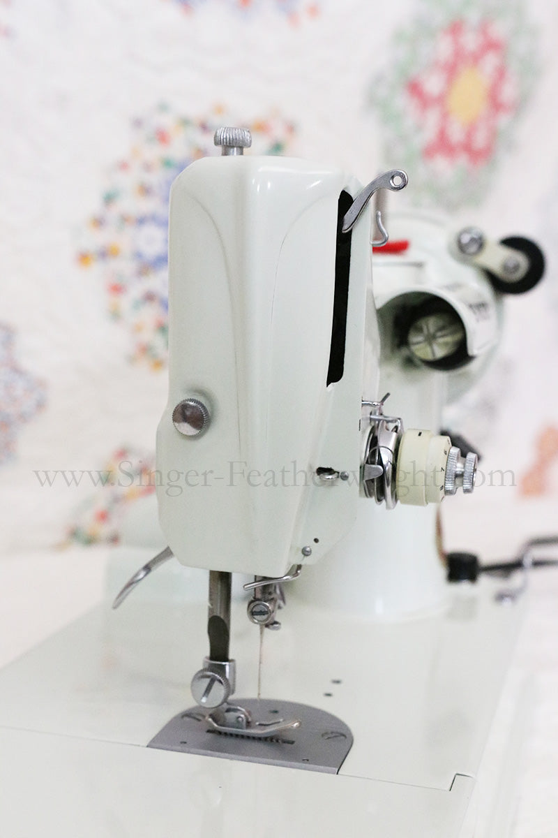 Singer Featherweight 221 Sewing Machine, WHITE EV893***