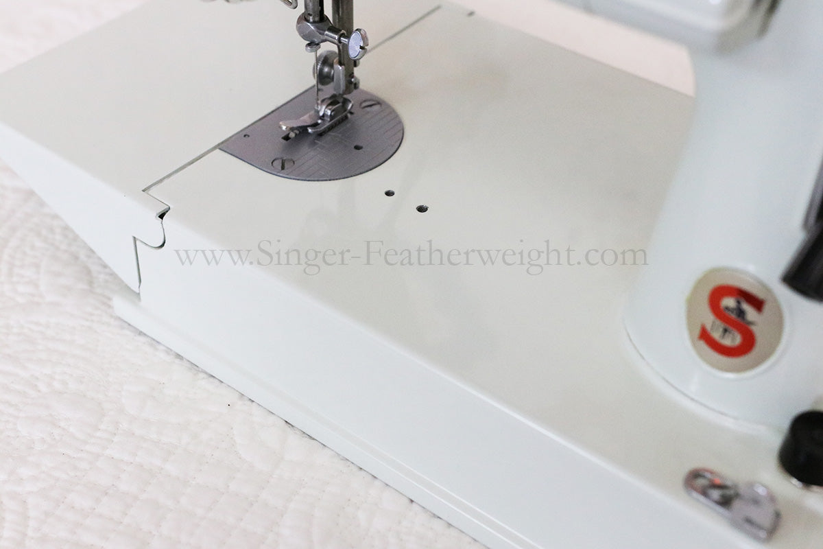 Singer Featherweight 221 Sewing Machine, WHITE EV893***