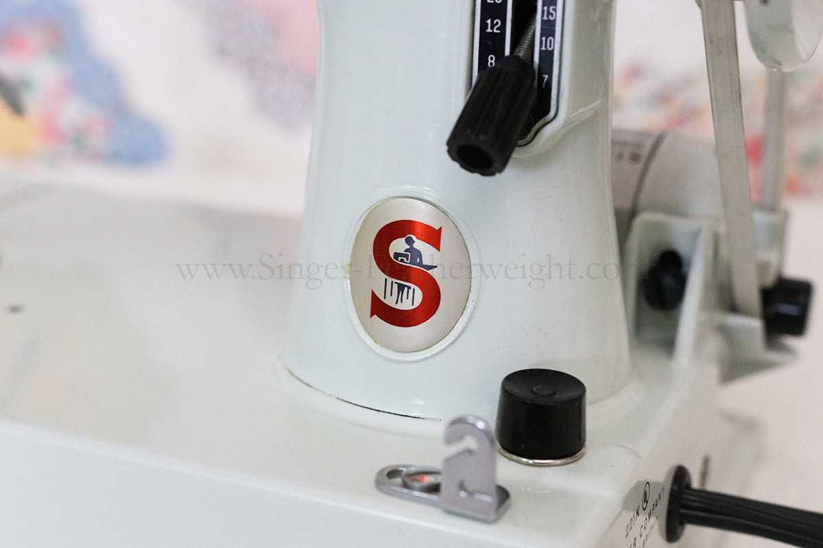 Singer Featherweight 221 Sewing Machine, WHITE EV893***