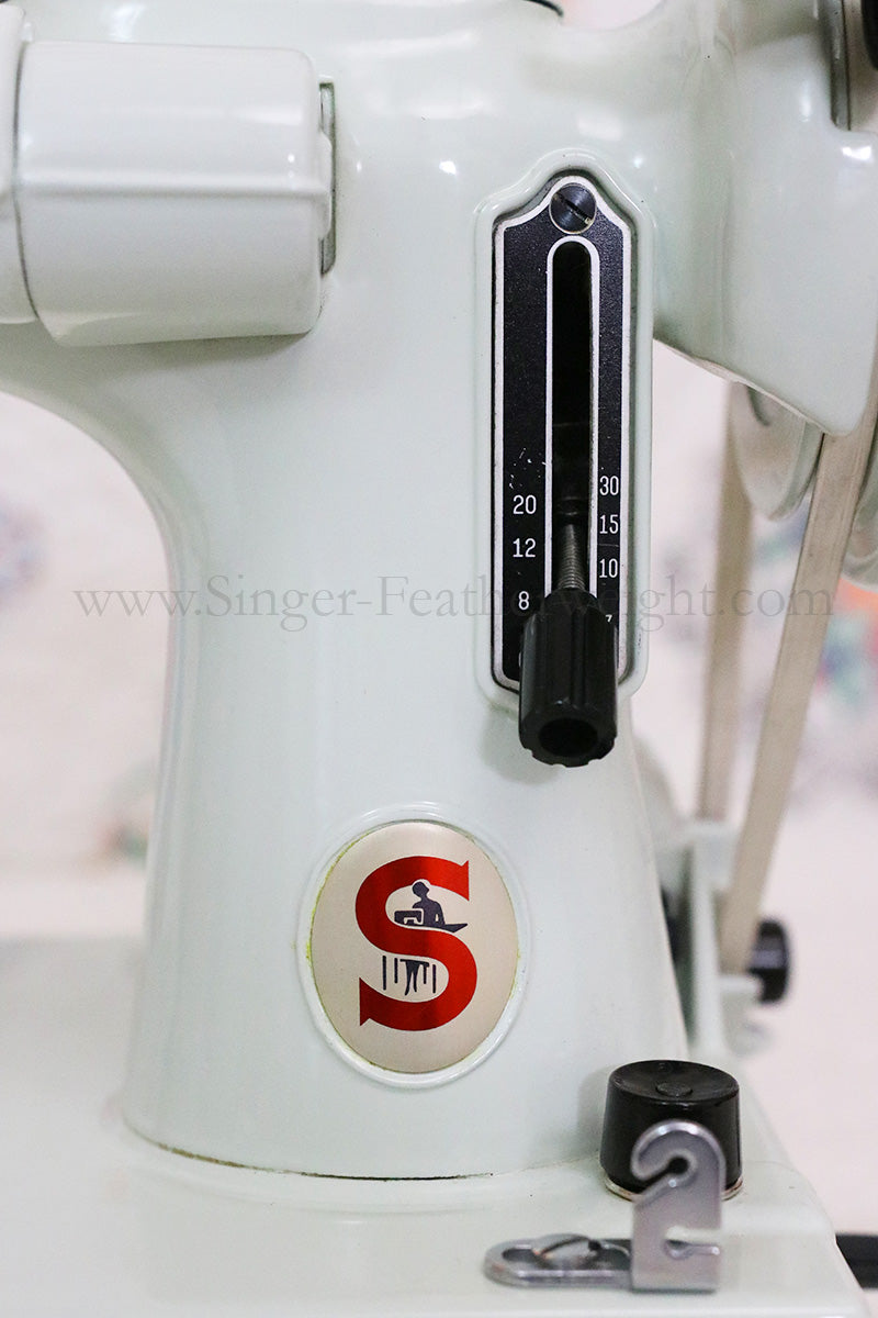 Singer Featherweight 221 Sewing Machine, WHITE EV893***