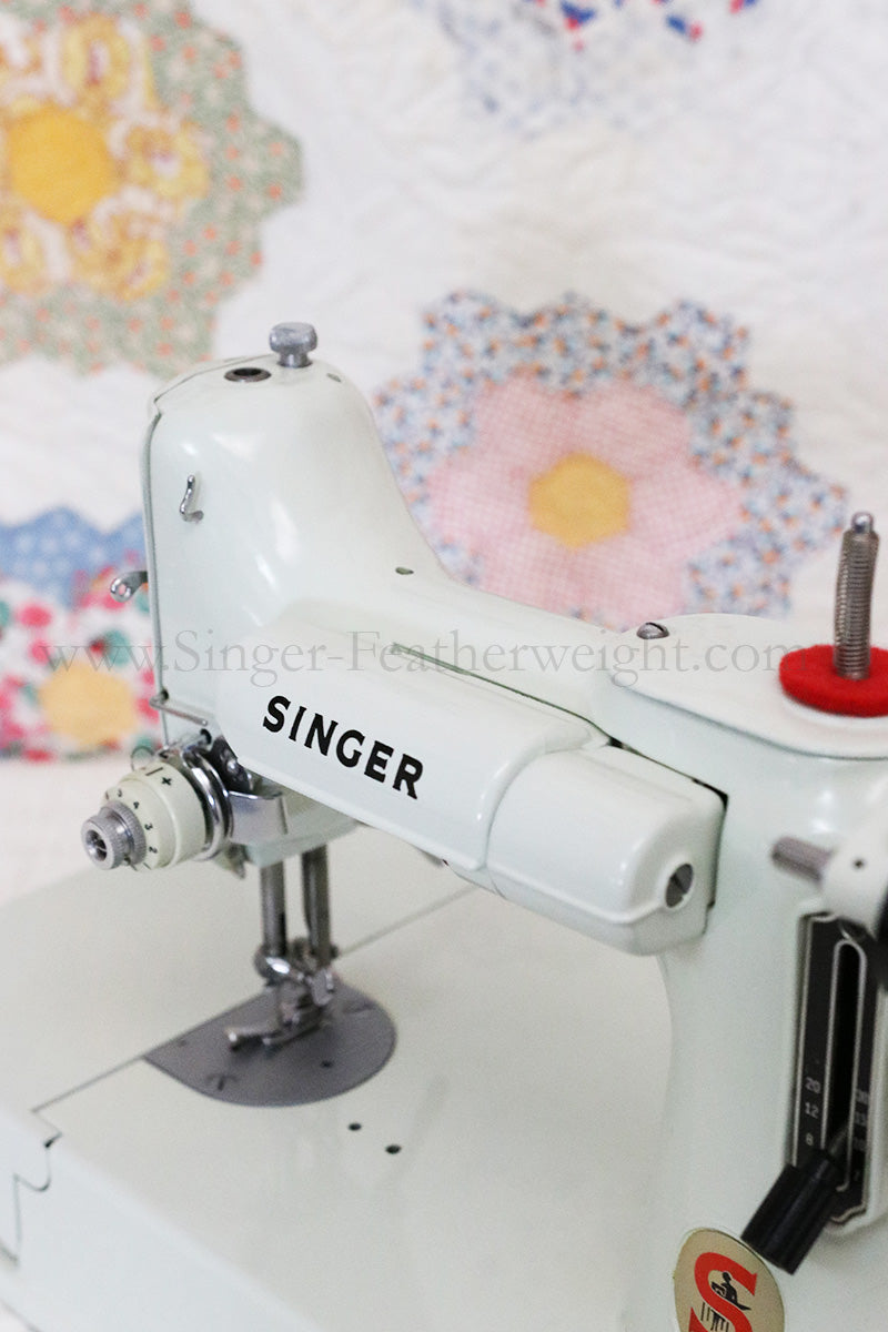 Singer Featherweight 221 Sewing Machine, WHITE EV893***