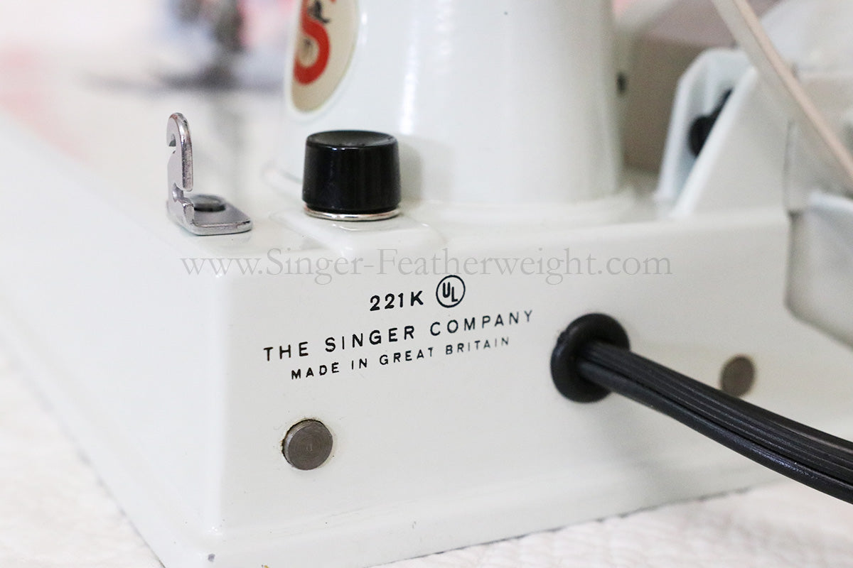 Singer Featherweight 221 Sewing Machine, WHITE EV893***