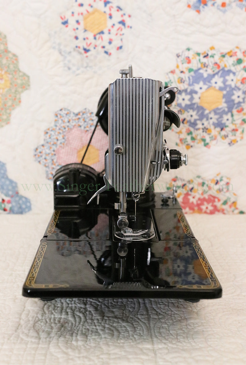 Singer Featherweight 222K Sewing Machine EM9584**