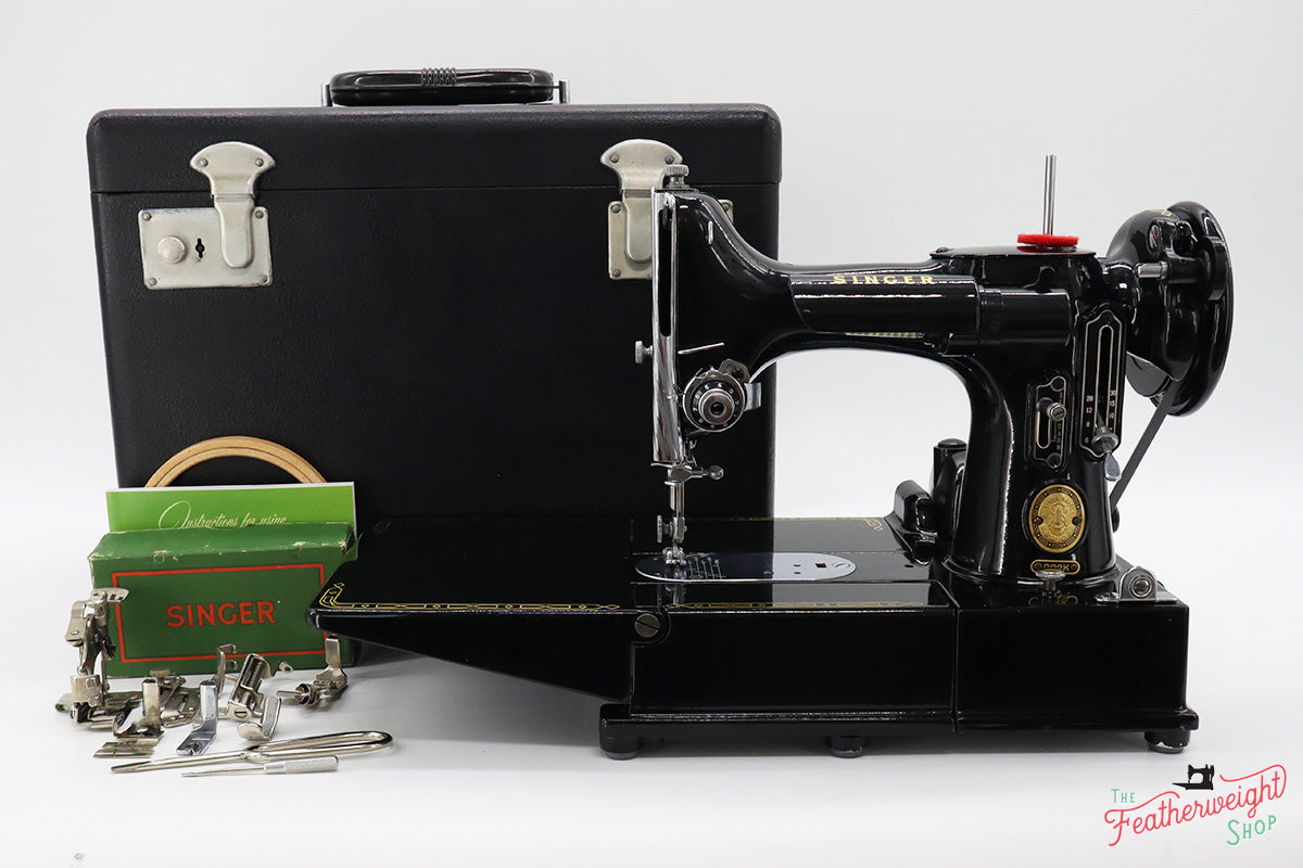 Singer Featherweight 222K Sewing Machine EM9577**