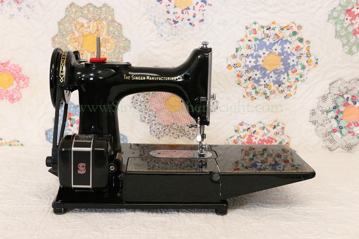 Singer Featherweight 222K Sewing Machine EM9584**