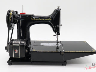 Load image into Gallery viewer, Singer Featherweight 222K Sewing Machine EM9577**