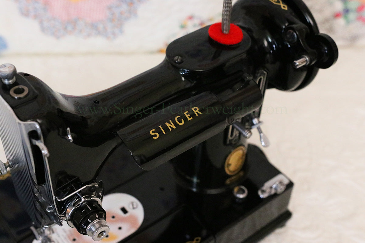 Singer Featherweight 222K Sewing Machine EM9584**