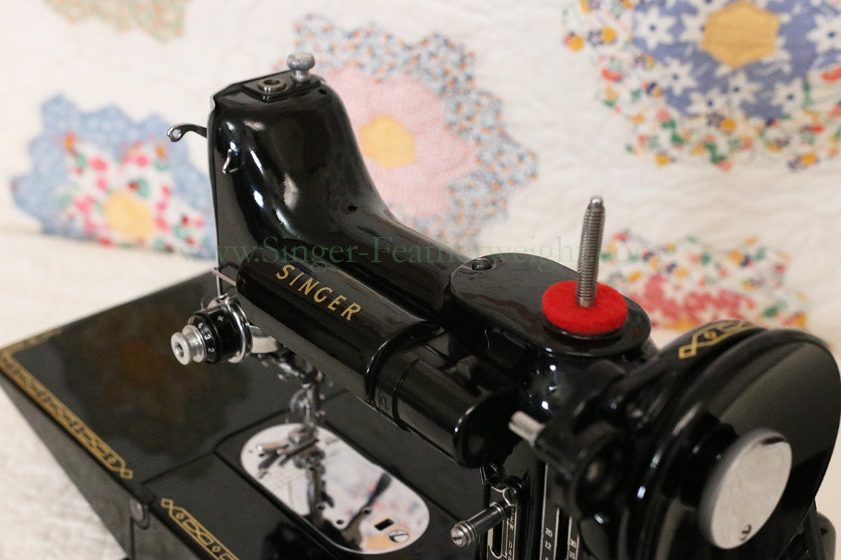 Singer Featherweight 222K Sewing Machine EM9584**