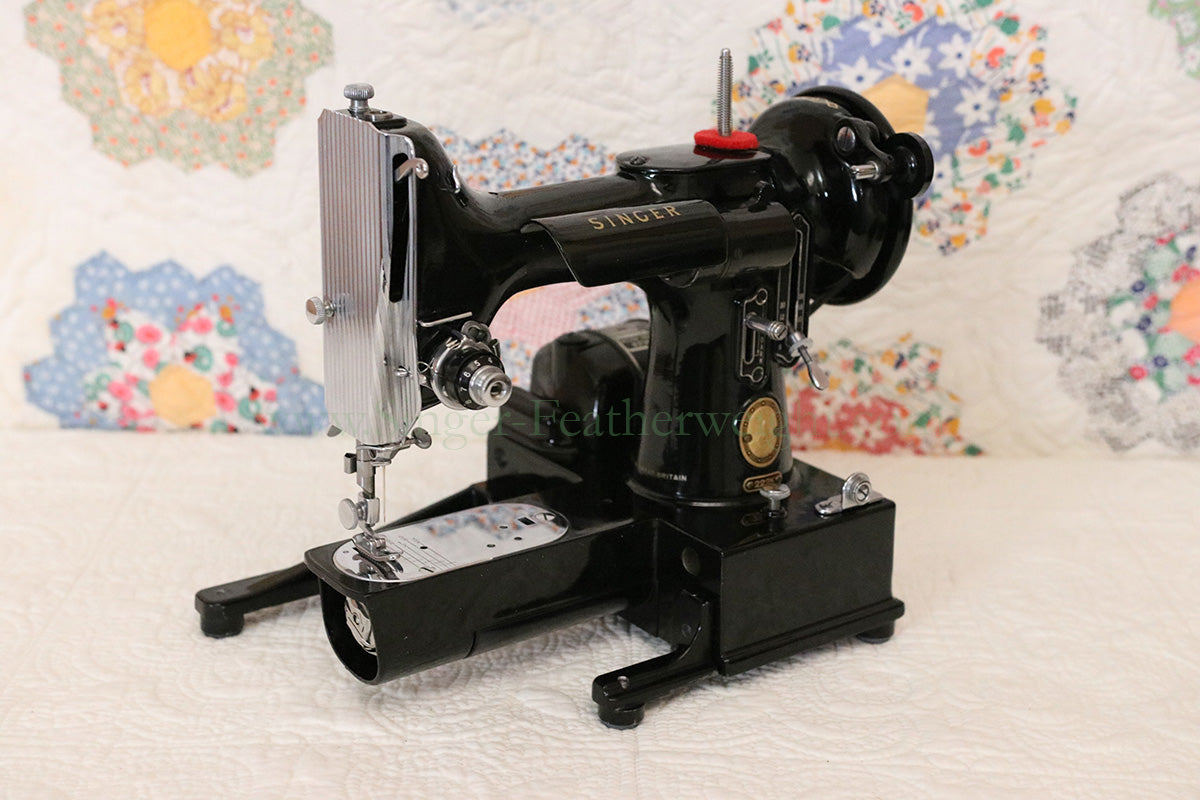 Singer Featherweight 222K Sewing Machine EM9584**