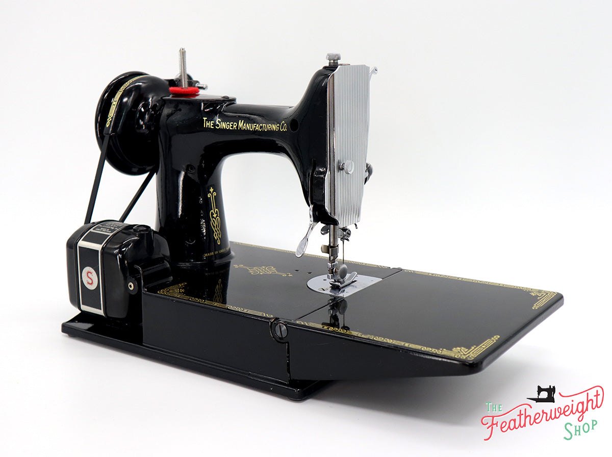 Singer Featherweight 221K Sewing Machine, EH140***