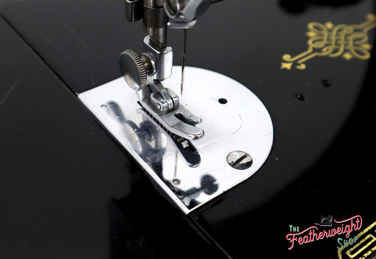 Singer Featherweight 221K Sewing Machine, EH140***