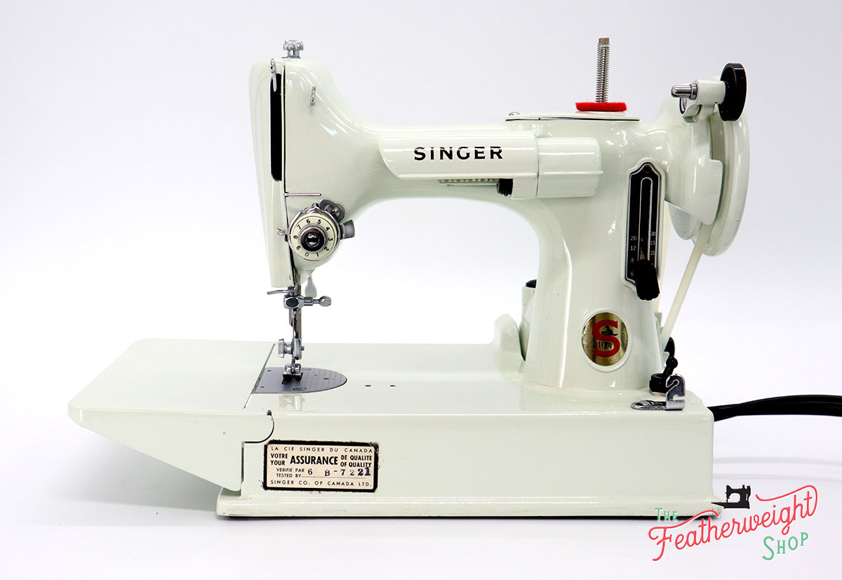 Singer Featherweight 221K Sewing Machine, WHITE EV958***